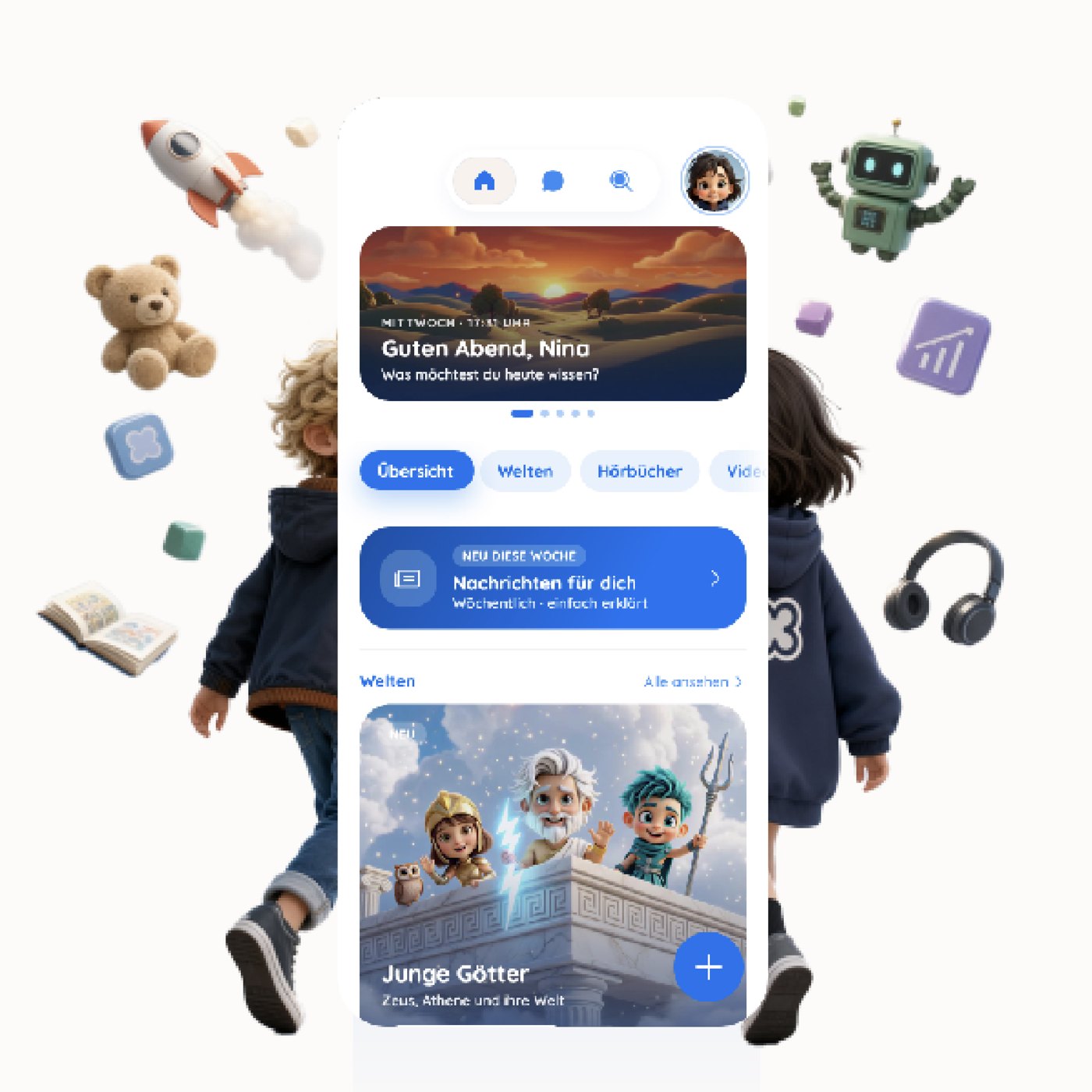Zwei Kinder hinter einem Smartphone mit dem KinderGPT-Startbildschirm, um sie herum schweben Rakete, Teddy, Roboter und Kopfhörer.